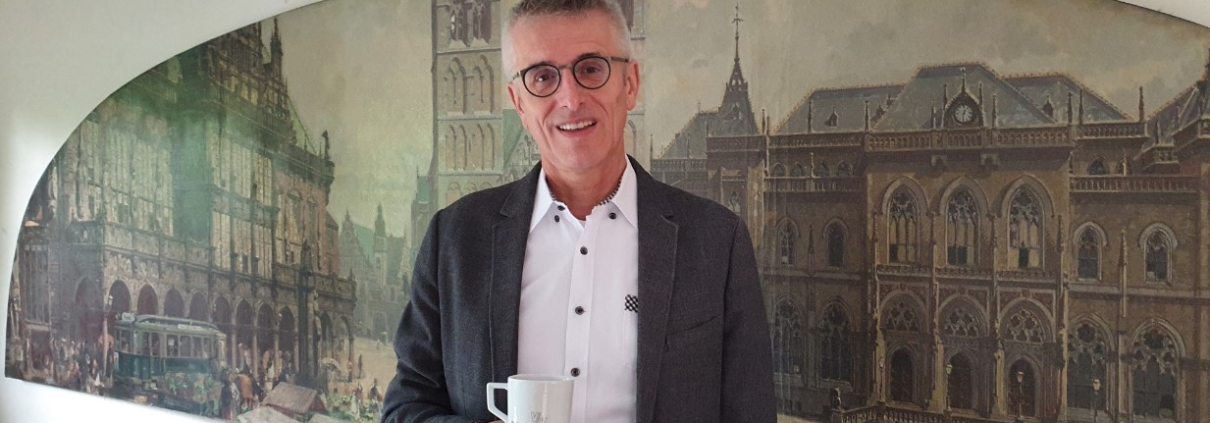 P.Bollhagen bei der Überreichung.