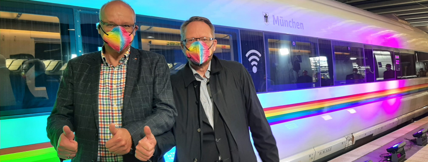 Oliver Kühn und Markus Löw vor dem Rainbow ICE der Deutschen Bahn